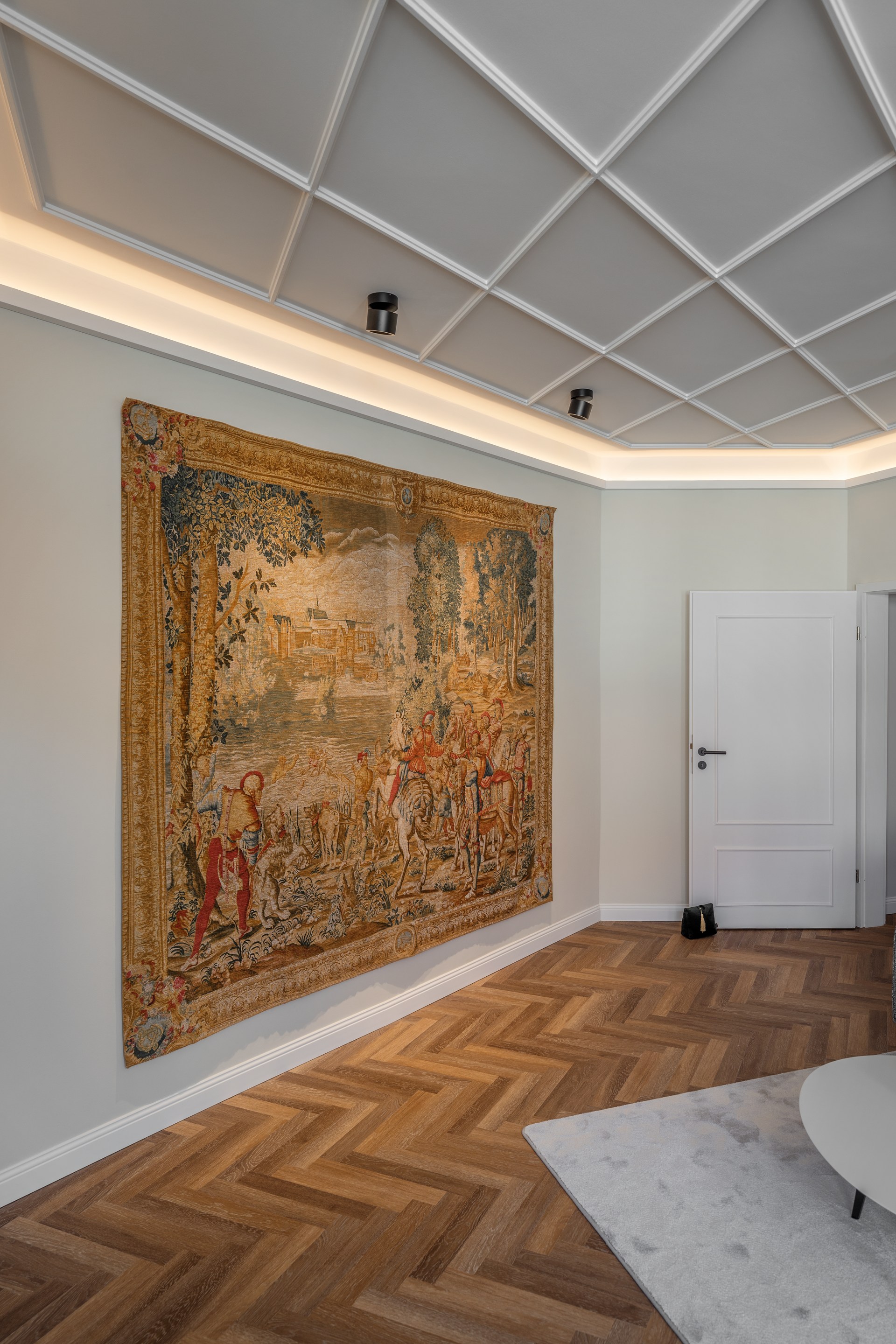 Wandlijsten die de blik naar boven leiden en de architectonische compositie van het plafond benadrukken.