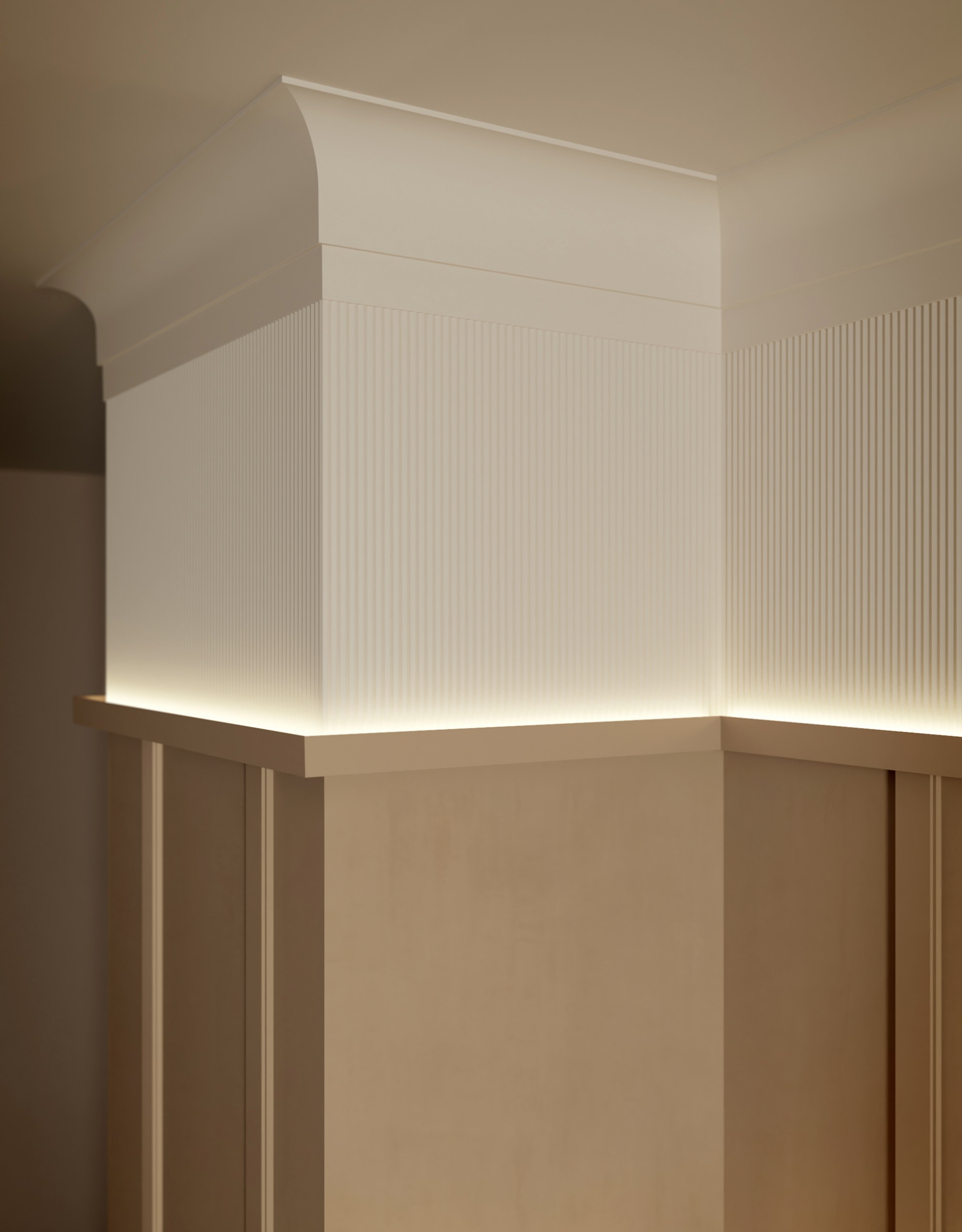 Een architectonische plafondlijst in combinatie met verticale wandelementen, waardoor een elegante overgang naar het plafond ontstaat.