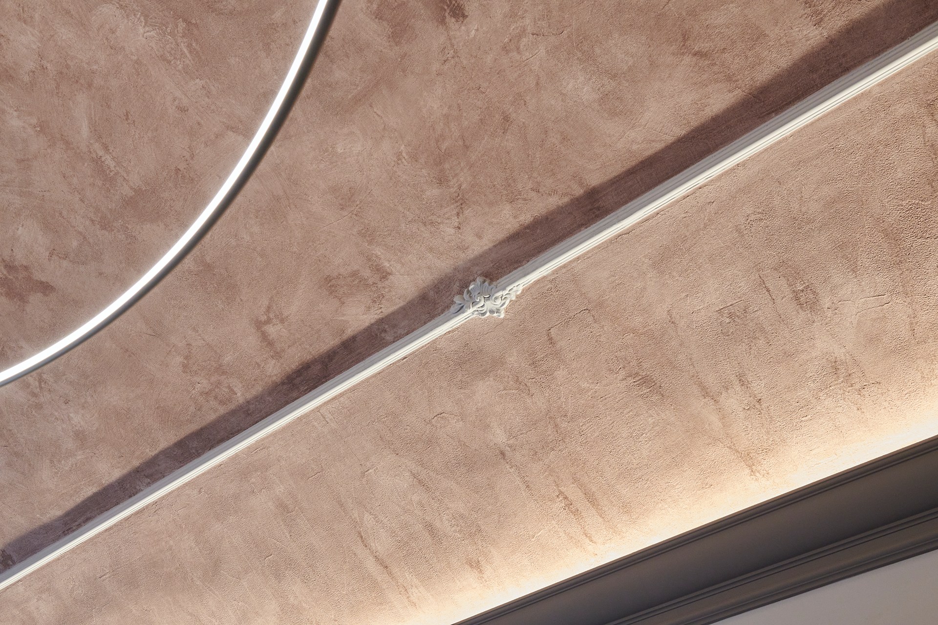 Een decoratieve wandlijst die de proporties van de muur benadrukt en het plafond structuur geeft.