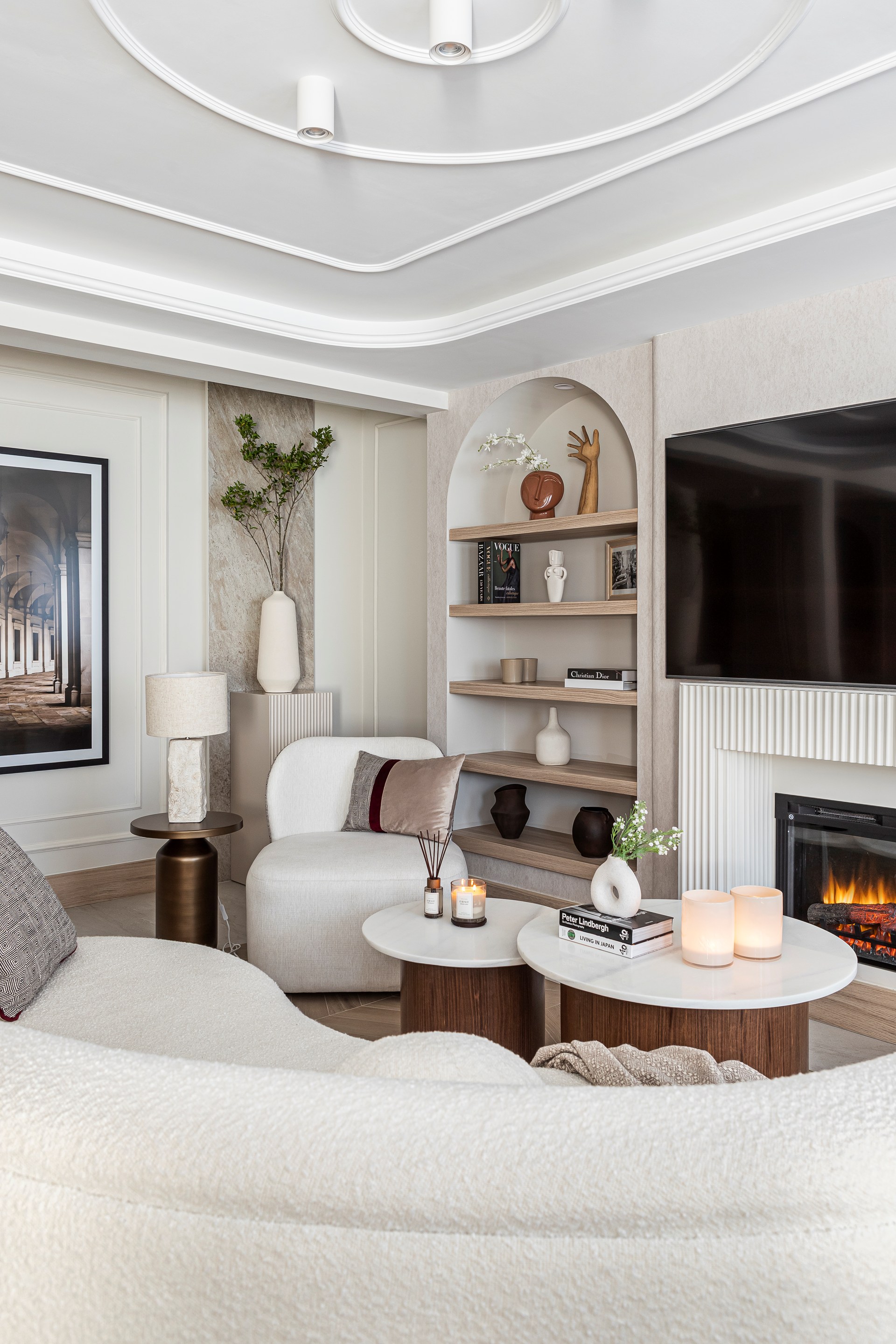Decoratieve wandlijsten aan het plafond creëren diepte en benadrukken de architectonische vormgeving van het plafond.